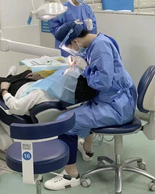 叩诊：评估牙齿健康状况