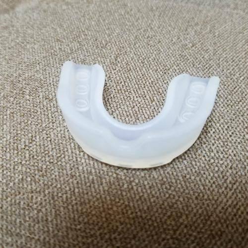 如何选择适合自己的牙套材质