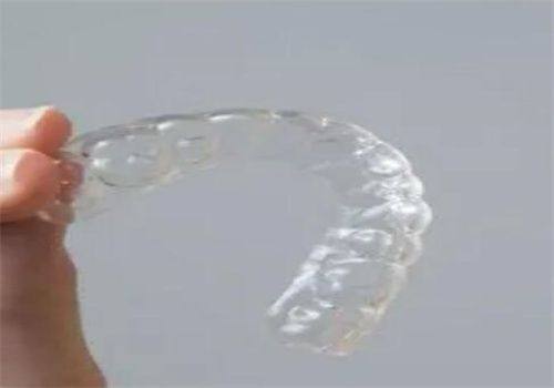 陶瓷托槽矫治器：兼顾美观与性价比